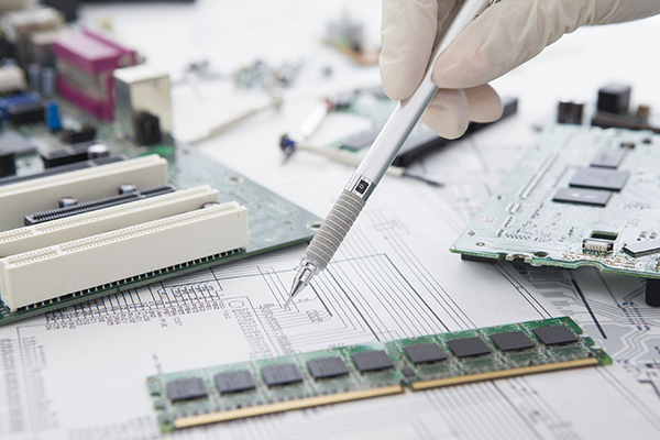 Hand of women showing the circuit board with a pen
